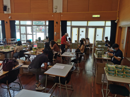 HKCCSU扶輪青年服務團重新包裝口罩 贈予基層家庭